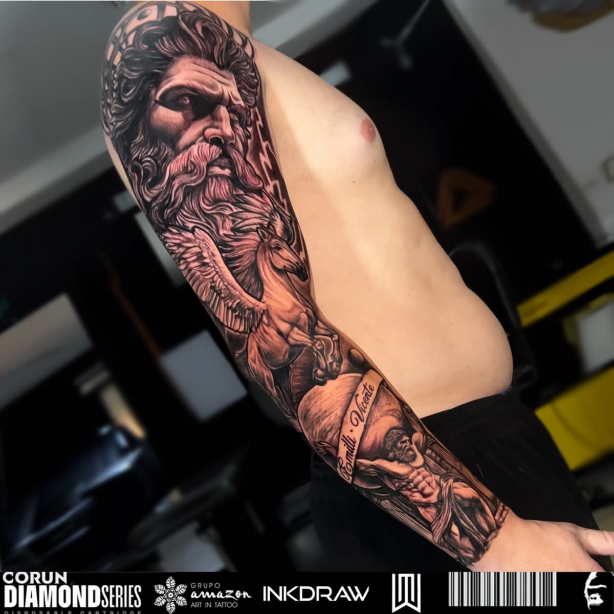 Tatuagem de Zeus em realismo preto e cinza por Gabriel Latini