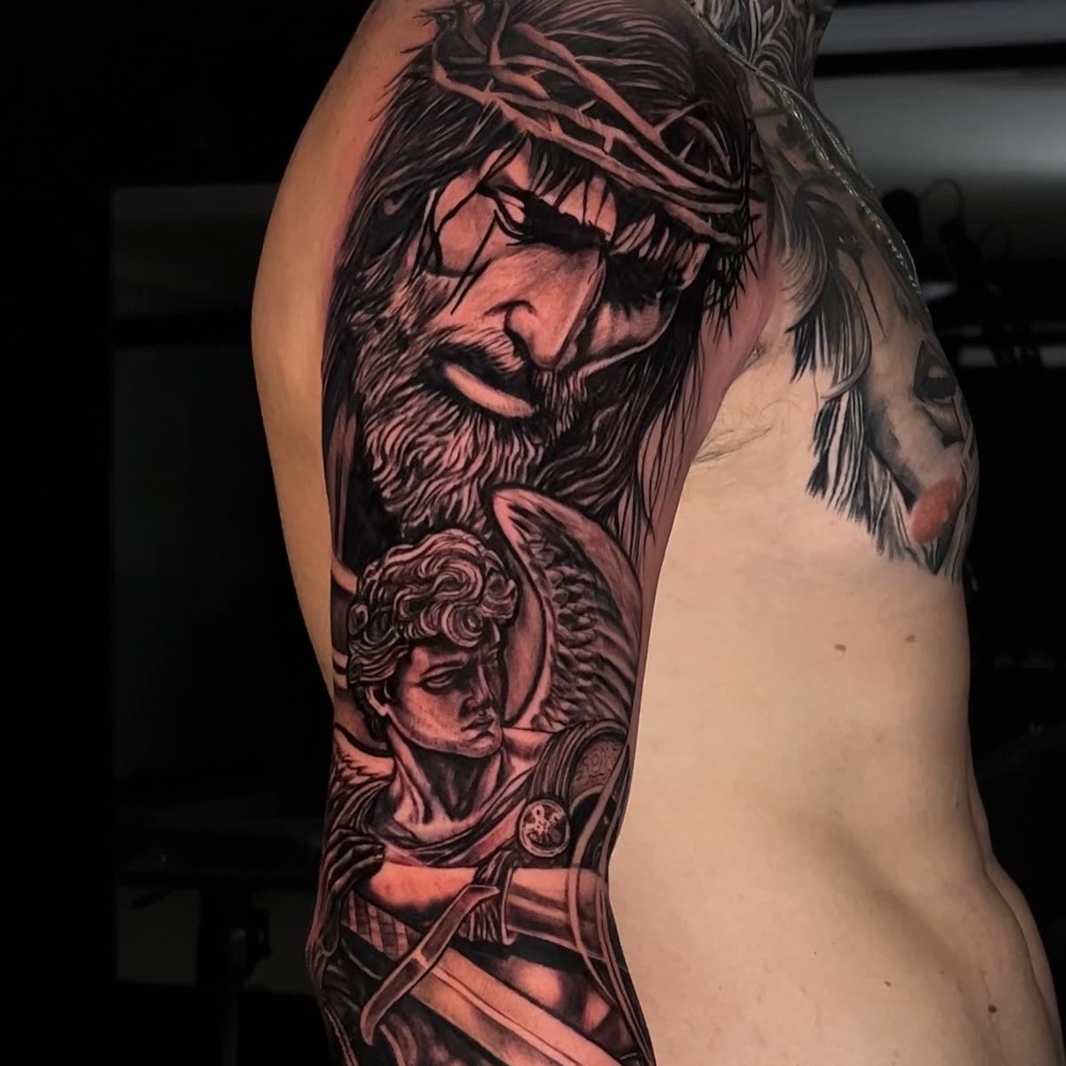Cristo com coroa de espinhos em preto e cinza por Gabriel Latini