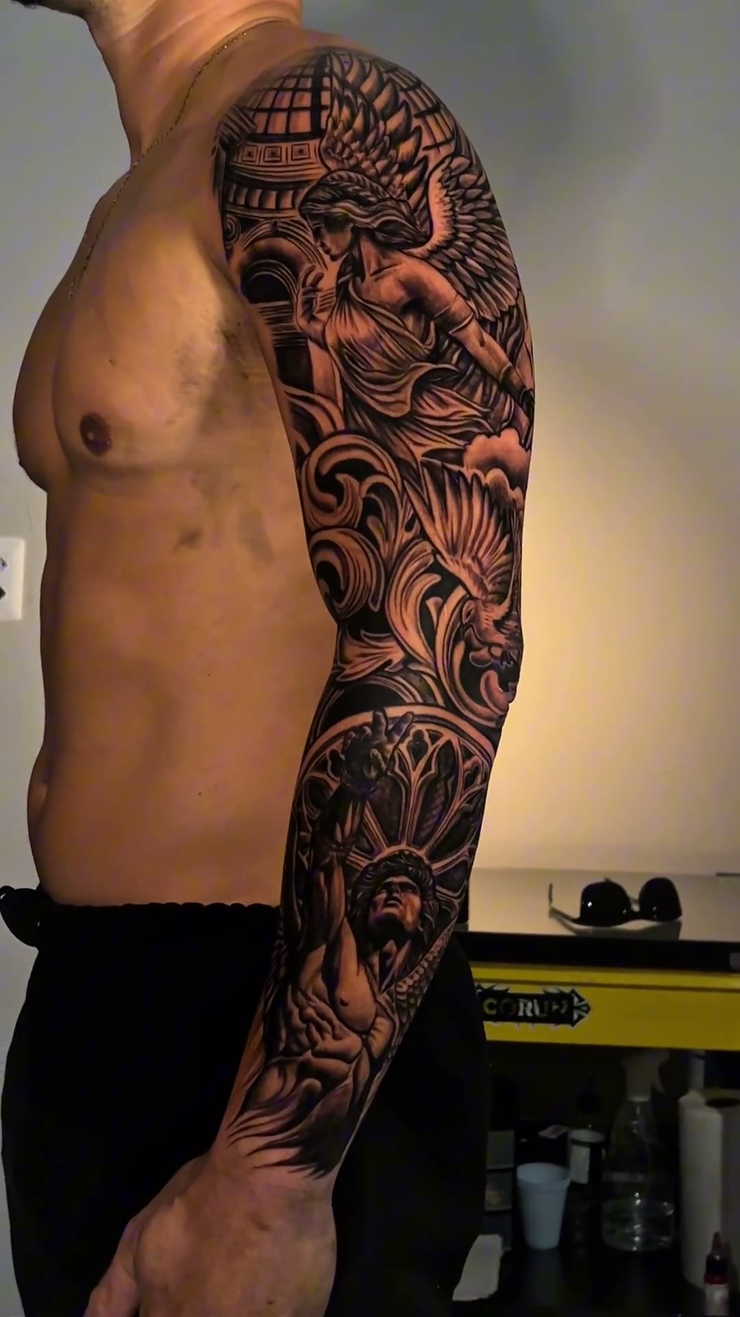 Fechamento de braço com arcanjo em preto e cinza por Gabriel Latini