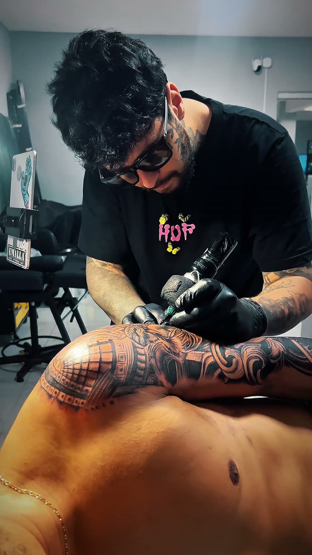 Gabriel Latini tatuando no Art Monkey Tattoo Studio